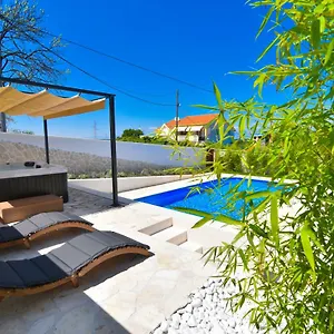 villa-village-idylle-with-pool-sauna-jacuzzy-and.hotelinzadar.com/